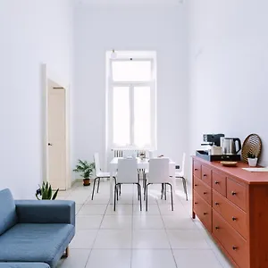 https://pangea-e-panthlassa-bb.lecce-hotels.com